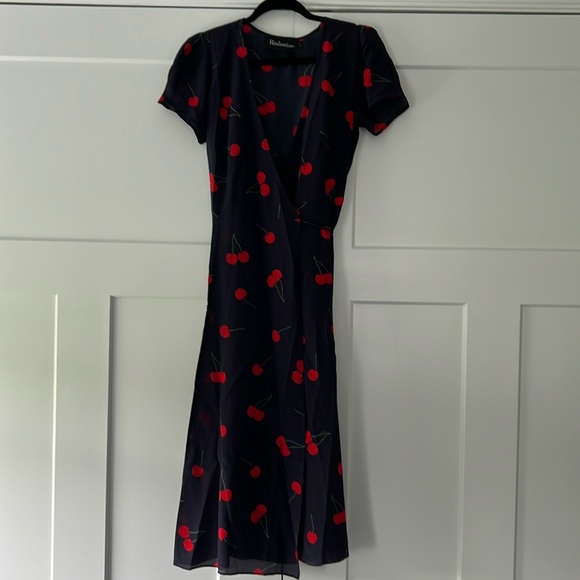 Réalisation
Teale silk wrap dress in wild cherry - Picture 3 of 3